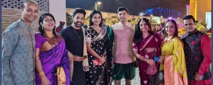 সপরিবারে ছবি তোলে উত্তম কুমার এবং তরুণ কুমারের উত্তরসূরিরা। কালো বেনারসিতে সেজেছিলেন সৌরভের নতুন বৌদি দেবলীনা। দাদার পরনেও ছিল কালো পাঞ্জাবি। 