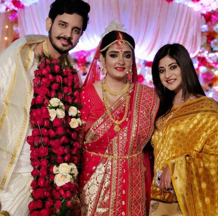 উত্তীর্ণ ওপেন থিয়েটারে আয়োজন করা হয় বিয়ের। আগামীকাল উত্তীর্ণতেই হবে রিসেপশন। লাল বেনারসি আর সোনার গয়না পরে সাবেকী সাজে সেজেছিলেন ত্বরিতা। ধুতি পাঞ্জাবি পরেই বিয়ে করেন সৌরভ। 