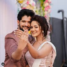 দেখুন! নীল-তৃণার আংটি বদল