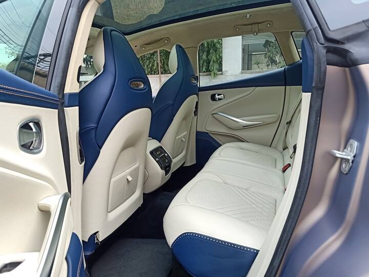 DBX হল অ্যাস্টন মার্টিনের প্রথম SUV। DBX-এর সাইজ বেশ বড় কিন্তু এর দুর্দান্ত ডিজাইন তা লুকিয়ে রাখে। কোম্পানির সিগনেচার ডিজাইন এলিমেন্ট দিয়ে এটি তৈরি হয়েছে।