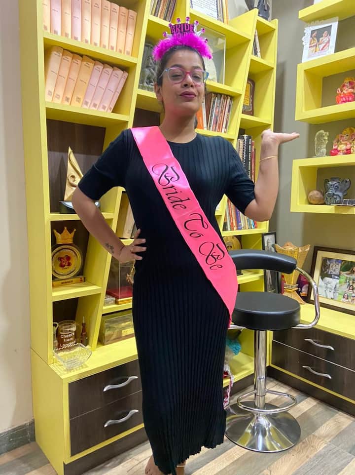 সামনেই বিয়ে। তার আগে ব্রাইড টু বি লেখা রিবনে আর মুকুটে সাজলেন ইমন