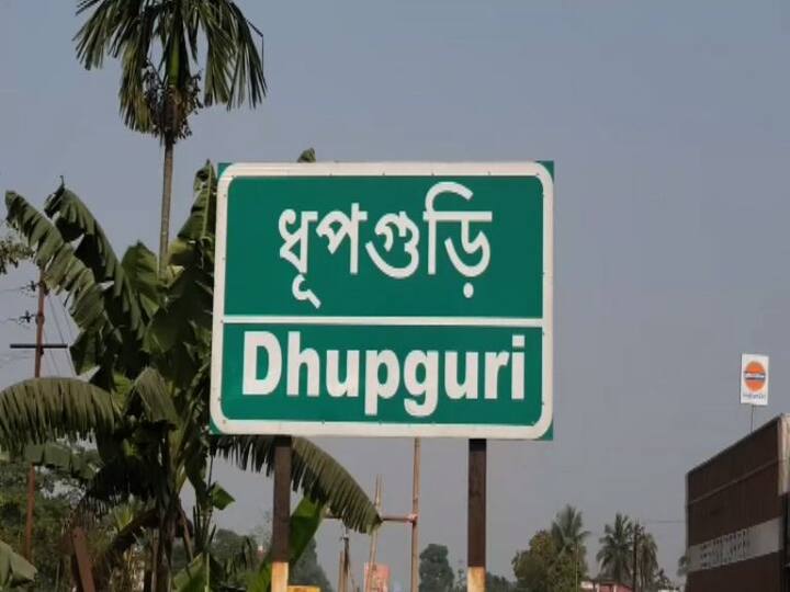 রাতে জলপাইগুড়ির ধূপগুড়িতে ৩১ নম্বর জাতীয় সড়কে ভয়াবহ দুর্ঘটনা। জলঢাকা ব্রিজের কাছে পাথর বোঝাই ডাম্পারে চাপা পড়ে ৩ শিশু-সহ ১৪ জনের মৃত্যু হয়েছে।