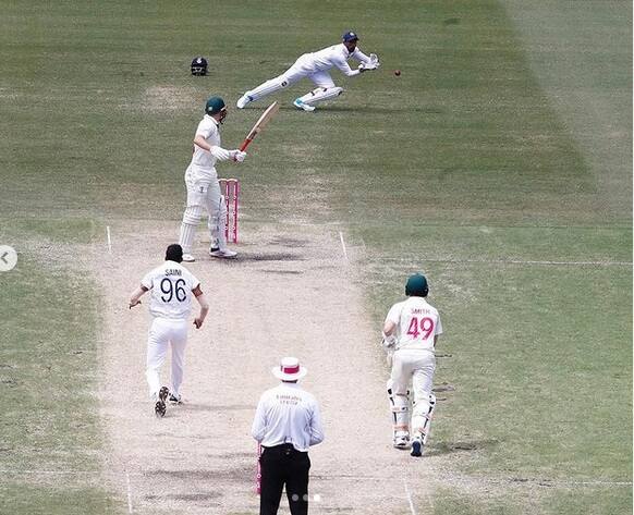 উইকেটকিপার হিসাবে ঋদ্ধিই যে বিশ্বসেরা, এক বাক্যে মেনে নিচ্ছেন প্রাক্তন তারকা ও বিশেষজ্ঞরা।