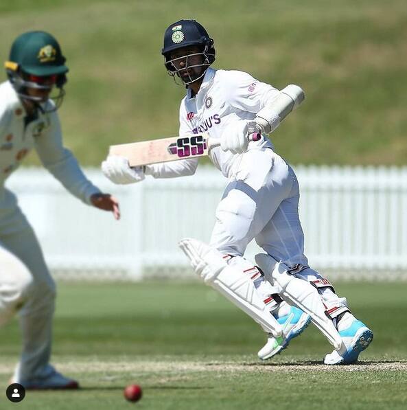 তবে ব্যাটিংয়ে পিছিয়ে পড়ছেন তিনি। এগিয়ে পন্থ। কেউ কেউ তাই মনে করছেন, পন্থকে শুধু ব্যাটসম্যান হিসাবেও খেলানো যেতে পারে। সেক্ষেত্রে ঋদ্ধিমানকে উইকেটকিপার হিসাবে খেলানোর দাবি উঠছে। ইংল্যান্ড সিরিজের আগে এ নিয়ে সিদ্ধান্ত নিতে হবে টিম ম্যানেজমেন্টকে।