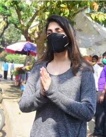 Rhea Chakraborty Photos: সুশান্তের জন্মদিনে ফুল কিনতে গিয়ে পাপারাৎজির মুখোমুখি রিয়া, করজোড়ে বললেন, 'ফলো করবেন না প্লিজ'