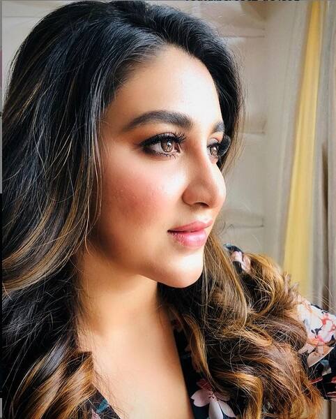 বয়ফ্রেন্ড অঙ্কুশ হাজরার সঙ্গে ম্যাজিক ছবিতে তাঁকে দেখা যাবে। (সব ছবি: ইনস্টাগ্রাম)