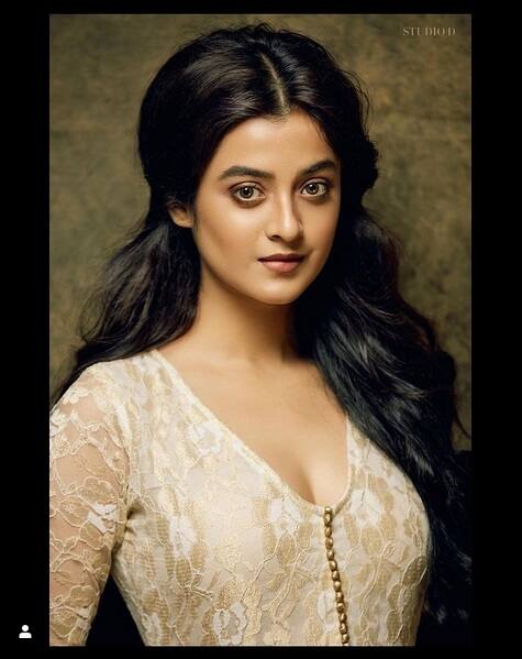 দর্শনা বণিককে দেখা গিয়েছে ব্যোমকেশ সিরিজের মগ্ন মৈনাক ছবিতে।