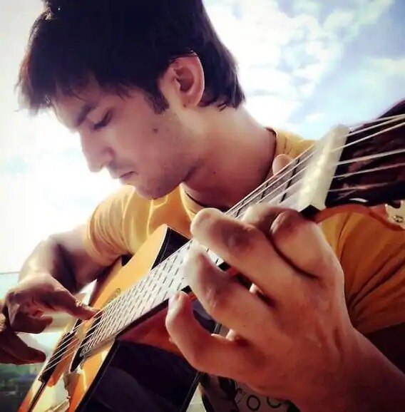 একতা কপূরের শো কিস দেশ ম্য়াঁ হে মেরা দিল-এ প্রথম দেখা যায় তাঁকে।
