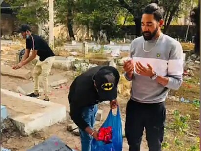 Mohammed Siraj Arrives Fathers Grave Pay Tribute India vs Australia Series দেশে ফিরেই বাড়ি না গিয়ে এয়ারপোর্ট থেকে সোজা প্রয়াত বাবার সমাধিতে শ্রদ্ধা জানাতে ছুটে গেলেন সিরাজ
