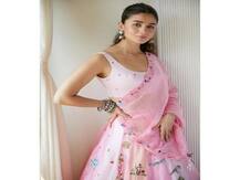 বছরভর ছবি উপহার দিয়ে থাকেন তাঁরা, কত টাকা নেন দীপিকা-করিনারা?