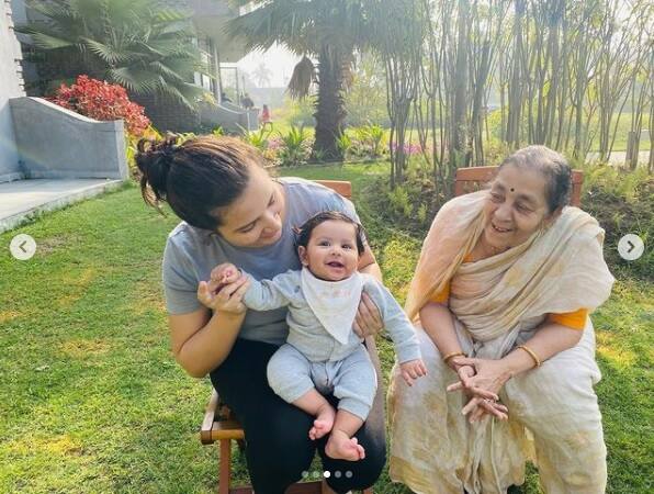 শাশুড়ি-বৌমা একা নয়, সঙ্গে অবশ্যই রয়েছে ছোট্ট ইউভান। ছবিতে বেশ খুশি দেখালো তাকেও।