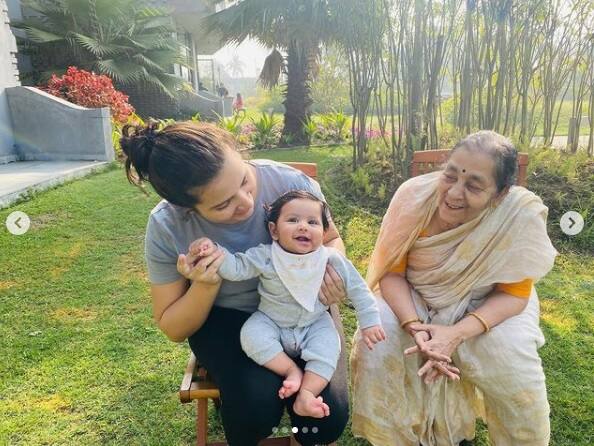 এই প্রথম নয়, সোশ্যাল মিডিয়ায় একাধিকবার সামনে এসেছে শুভশ্রীর সঙ্গে তাঁর শাশুড়িমার মিষ্টি সম্পর্কের নজির। 