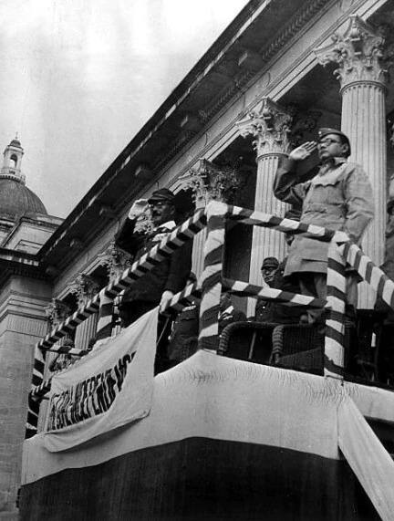 জাপানের সহায়তায় তিনি ব্রিটিশদের বিরুদ্ধে লড়াই করার জন্য আজাদ হিন্দ ফৌজ গঠন করেছিলেন। তিনি দেশবাসীর উদ্দেশে বলেন, 'তোমরা আমাকে রক্ত দাও, আমি তোমাদের স্বাধীনতা দেব'।