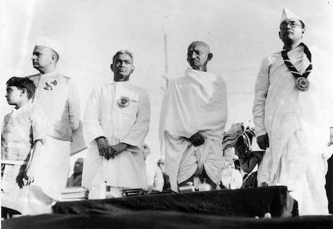 সুভাষ চন্দ্র বসু আগে স্বাধীনতা সংগ্রামের জন্য কংগ্রেসের হাল ধরেছিলেন। কিন্তু তাঁর মনে হয়েছিল যে যুদ্ধ ছাড়া ভারতের স্বাধীনতা সম্ভব নয়।