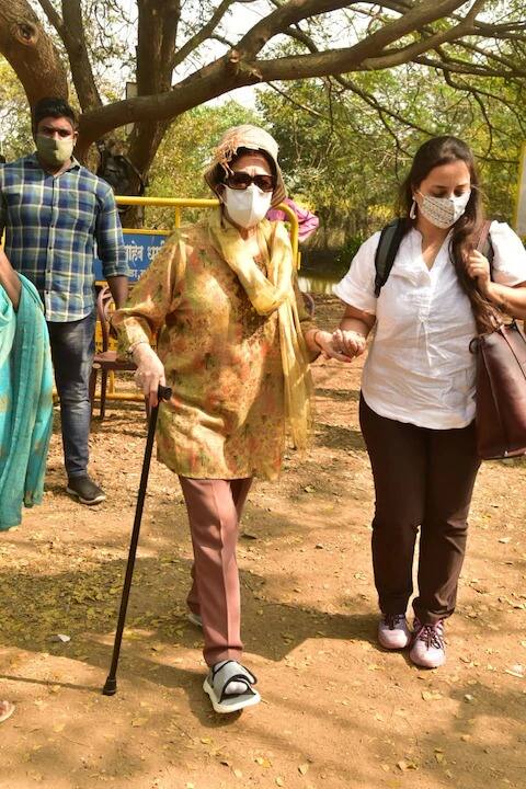 দুই তারকার পরিবার আলিবাগে পৌঁছেছে। সন্ধে নাগাদ অনুষ্ঠান শুরু হবে বলে খবর রয়েছে।