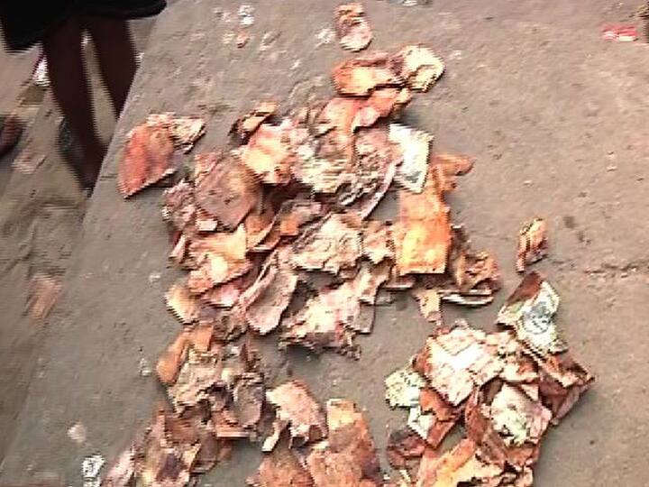 কিন্তু কারা টাকা পোড়াল? এই বিপুল পরিমাণ টাকার উৎসই বা কি? আয়কর কর্তাদের হাত থেকে বাঁচতেই কি এমন কাজ? পোড়া টাকা উদ্ধারের ঘটনায় এমন সব প্রশ্নই উঠছে। টাকার উৎস সন্ধানে তদন্তে নেমেছে কালীঘাট থানার পুলিশ।