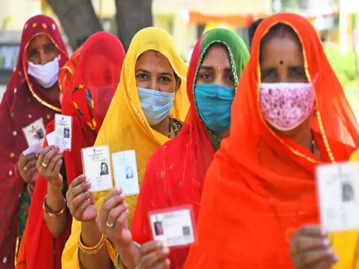 uttar pradesh political parties bjp sp congress trying to grab votes of women in elections UP Election 2022: यूपी में चुनाव से पहले आधी आबादी पर पूरा जोर, सभी पार्टियों की महिलाओं को अपने पाले में लाने की कोशिश