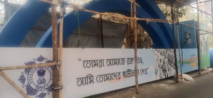এই প্রেক্ষাপটে মঙ্গলবার প্রজাতন্ত্র দিবস নেতাজির ছবি দেওয়া ট্যাবলোই রেড রোডের কুচকাওয়াজে নামাচ্ছে রাজ্য সরকার।