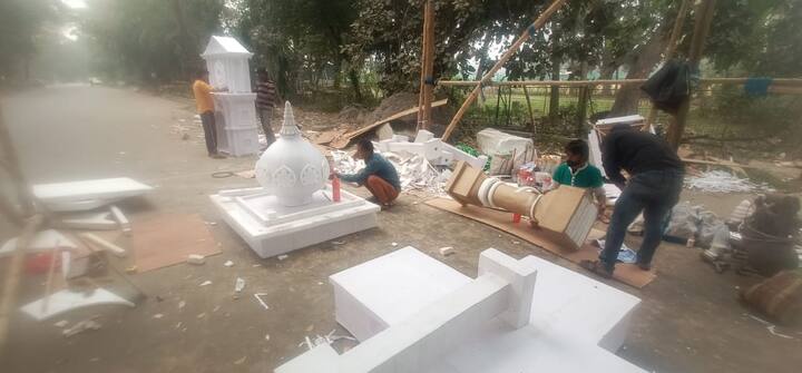 ময়দানে কর্মশালায় চলছে শেষ মুহূর্তের প্রস্তুতি।