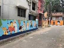 দেওয়াল জুড়ে সত্যজিৎ, গোপাল ভাঁড় থেকে শুরু করে টম অ্যান্ড জেরি, ব্রহ্মপুর প্লেস বদলে গিয়েছে রং-ছবি পাড়ায়