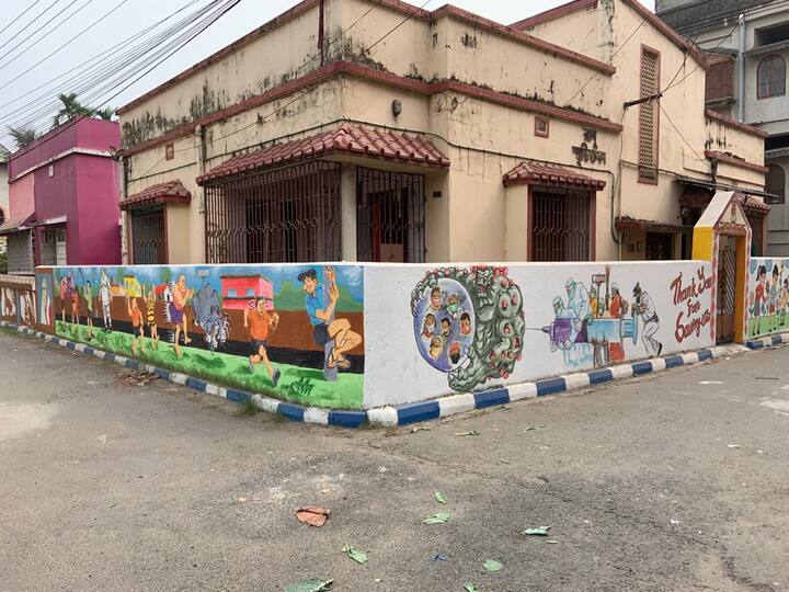 পাড়ার মোড়ে দেবাশিস নস্করের ছোট্ট দোকান। তিনি বেজায় খুশি কারণ দূর-দূরান্ত থেকে বহু মানুষ দেখতে আসছে এই রং ছবি পাড়া। ঠেলাগাড়িতে সবজিওয়ালার কাছে সবজি কিনছিলেন গৃহবধূ নবনীতা সেন গুপ্ত।