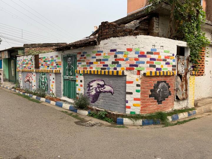 সমাজের ডাক্তার, নার্স পুলিশদের প্রতি ধন্যবাদ জ্ঞাপন থেকে জল বাঁচানোর আর্জি সবই আছে এপাড়ার দেওয়ালচিত্রে। গিরিশ কারনাড থেকে সুশান্ত সিংহ রাজপুত, ঊষা গাঙ্গুলি থেকে সৌমিত্র চট্টোপাধ্যায় সবাই আছেন এখানে। এভাবেই শৈশব স্মৃতি, সিনেমা সংস্কৃতি, নাটক, খেলা, রূপকথা, এমনকি সমসাময়িক নানান ঘটনা উঠে এসেছে দেওয়ালে দেওয়ালে। শিল্পী অরুণ মন্ডল আর ত্রিগুণাসেন মান্না নিজেদের দলবল নিয়ে প্রায় তিন মাস ধরে সাজিয়ে তুলেছেন গোটা পাড়া। রং- ছবি মিলিয়ে প্রায় 10 হাজার বর্গফুট এলাকা এখন রঙিন হয়ে উঠেছে।