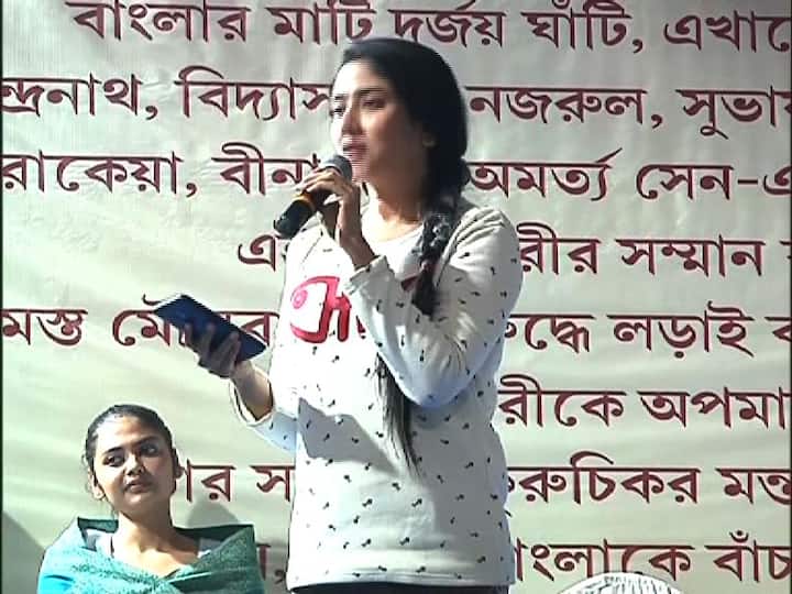 হুমকি-হুঁশিয়ারির মুখেও মাথা নত করতে নারাজ দেবলীনা-সায়নীরা। নিজের বক্তব্যে দেবলীনা বলেন, 'কোনও অপরাধের শাস্তি ফাঁসি হতে পারে, কিন্তু রেপ হবে কেন? ক্ষমতায় আসার আগে যদি এই হয়, তাহলে ক্ষমতায় এলে কি রেপ করবে? আমি ভিত নই, কারণ ভয় পাই না।' 