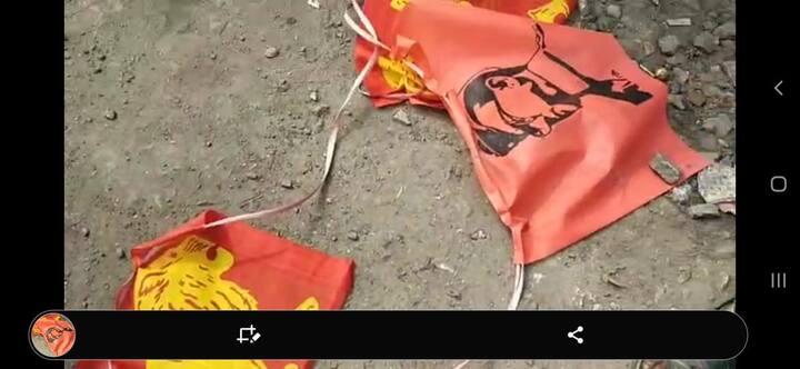 বারাসাতের কলোনীমোড়ে পথের ধুলোয়া পড়ে থাকতে দেখা যায় নেতাজির ছবি ও পতাকা। পা দিয়ে মাড়িয়ে চলে যেতেও দেখা যায় সাধারণ মানুষকে। 