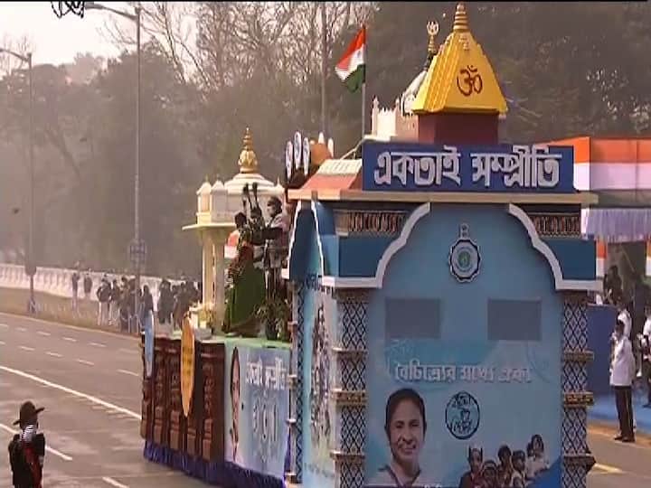 রীতি মেনে রেড রোডে কুচকাওয়াজের আয়োজন করা হয়। 