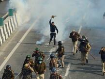 Republic day 2021 celebrations: কৃষি আইন বাতিলের দাবিতে বিক্ষোভে লাঠি-কাঁদানে গ্যাসে অগ্নিগর্ভ রাজধানী, মৃত ১ কৃষক, লালকেল্লায় পতাকা তুলল কৃষকরা!