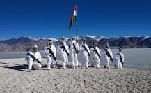 Republic Day 2021 Ladakh Photos: তাপমাত্রা মাইনাস ২২ ডিগ্রি, চারপাশ বরফে মোড়া, তারই মাঝে জাতীয় পতাকা উত্তোলন, দেখুন ছবি