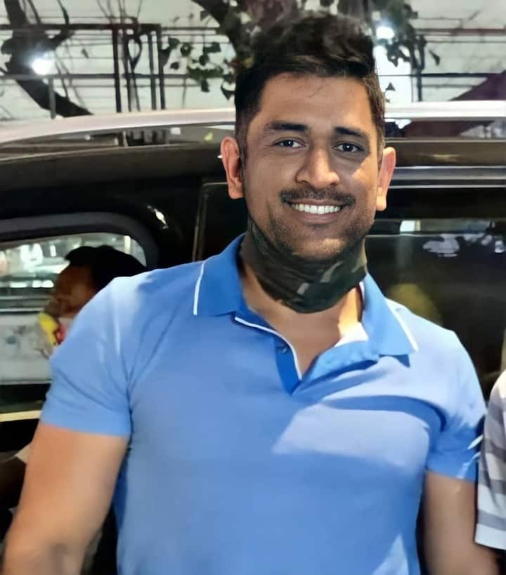 ধোনির নতুন লুক সোশ্যাল মিডিয়ায় ভাইরাল হয়েছে।