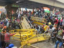 Tractor Rally 2021 Photos: দিনভর রণক্ষেত্র দিল্লি- মোতায়েন আধা সেনা, বন্ধ ইন্টারনেট, মেট্রো, মৃত্যু এক কৃষকের