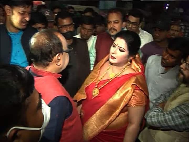 ক্রেতা-সুরক্ষামন্ত্রী সাধন পাণ্ডের কেন্দ্র মানিকতলায় তৃণমূলের এগিয়ে থাকার ব্যবধান মাত্র ৮৬১! মুখ্যমন্ত্রীর কেন্দ্র ভবানীপুরে তৃণমূল এগিয়ে থাকলেও, মার্জিন ৩ হাজারের কিছু বেশি। এই প্রেক্ষাপটে একদা মমতা বন্দ্যোপাধ্যায়ের কিচেন ক্যাবিনেটের সদস্য শোভন চট্টোপাধ্যায়কে সক্রিয়ভাবে মাঠে নামিয়ে বিজেপি কতটা ফায়দা তুলতে পারে, তার উত্তর দেবে সময়।