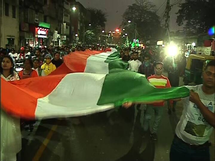 মিছিলে নিয়ে যাওয়া হয় একটি বিশালাকার পতাকা।  ছবি ও তথ্য - সৌভিক মজুমদার