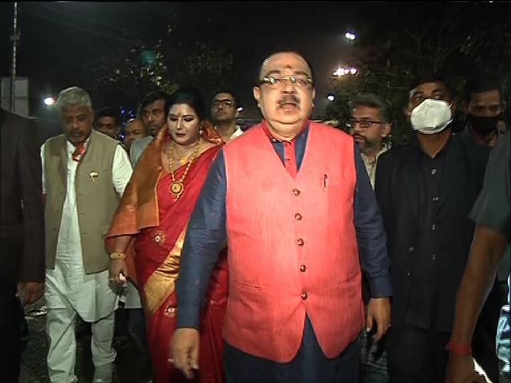 বিজেপির রোড শো-তে তারস্বরে বাজছিল ডিজে! ওই একই সময় বেলেঘাটার একাধিক জায়গায় তৃণমূলের পার্টি অফিসের সামনে গান বাজানো হচ্ছিল। এই নিয়ে শাসকদলকে আক্রমণ করেন শোভন-বৈশাখী। বিজেপি নেত্রী বৈশাখী বন্দ্যোপাধ্যায় জানান, ‘‘তৃণমূল প্রোগ্রাম চুরির চেষ্টা করেছিল, ওরা এখনও পাকা চোর হয়ে উঠতে পারেনি।’’