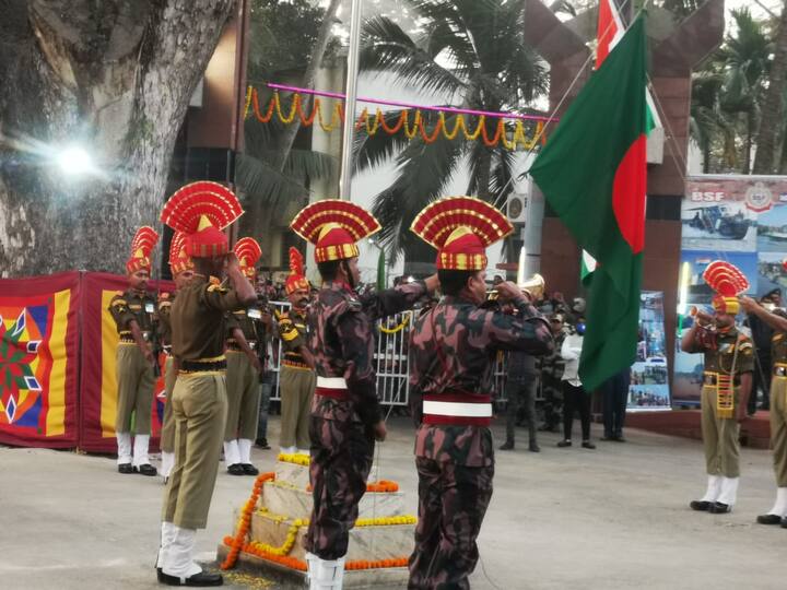উপহার আদান প্রদান থেকে কুশন বিনিময়, ভারত-বাংলাদেশ বর্ডার জুড়ে রইল বন্ধুত্ত্বের বার্তা।
