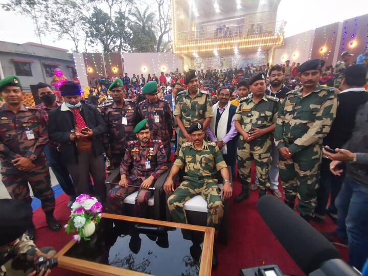পেট্রাপোলের নো ম্যানস ল্যান্ডে এই রেট্রিট অনুষ্ঠান প্রায় আধ ঘন্টা ধরে চলে। কেবল শক্তি প্রদর্শন নয়, করমর্দন করে সম্মান জানানো হয় একে অপরকে।