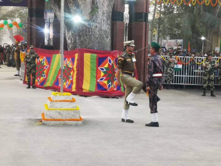 6 জন বিএসএফ জওয়ান ভাংড়া নৃত্য পরিবেশন করেন । মহিলা বিএসএফ কর্মীরা নৃত্য পরিবেশন করেন ।