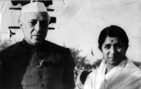 Jawaharlal Nehru Called Lata Mangeshkar And Said 'Mere Aankhon Main Paani Aa Gaya' লতা মঙ্গেশকরের গান শুনে কেঁদে ফেলেছিলেন জওহরলাল নেহরু