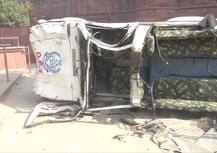 Red Fort Photos: ছড়িয়ে-ছিটিয়ে রয়েছে কাচ, ইটের টুকরো, উল্টে পড়ে ট্র্যাক্টর, জিপ, লালকেল্লা জুড়ে স্পষ্ট তাণ্ডবের ছাপ