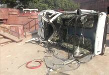 Red Fort Photos: ছড়িয়ে-ছিটিয়ে রয়েছে কাচ, ইটের টুকরো, উল্টে পড়ে ট্র্যাক্টর, জিপ, লালকেল্লা জুড়ে স্পষ্ট তাণ্ডবের ছাপ