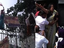 Student Council Assembly Rally Photos: ভাঙল ব্যারিকেড, পুলিশের সঙ্গে ধস্তাধস্তি, ছাত্র পরিষদের বিধানসভা অভিযান ঘিরে ধুন্ধুমার