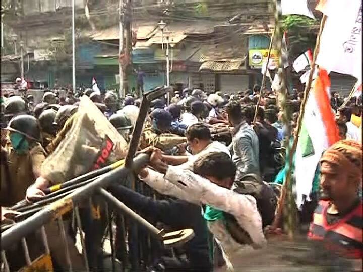 ব্যারিকেড ভাঙার অভিযোগও ওঠে।