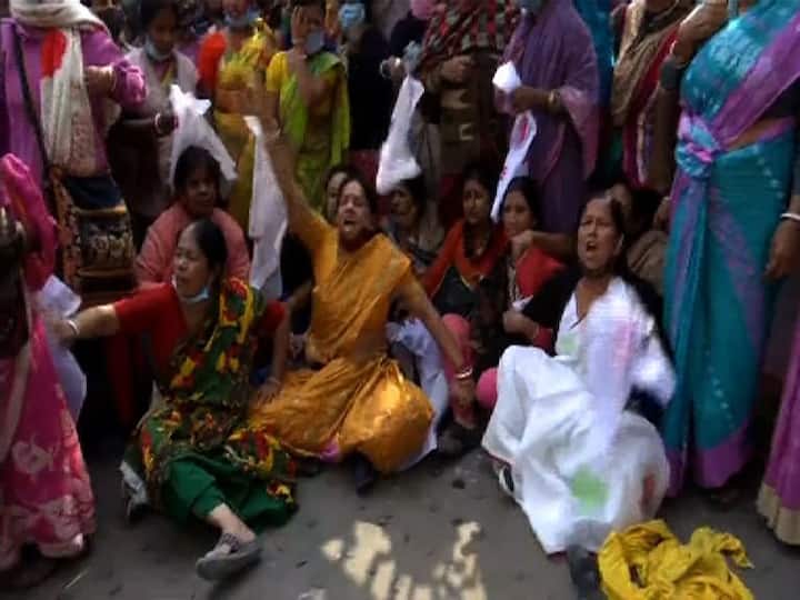 পুলিশের সঙ্গে ধস্তাধস্তিও হয়েছে আন্দোলনকারীদের। 