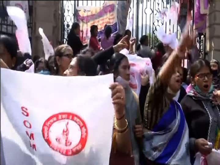 আজ স্থায়ীকরণ, পেনশন সহ একাধিক দাবিতে এই বিক্ষোভ হয়।