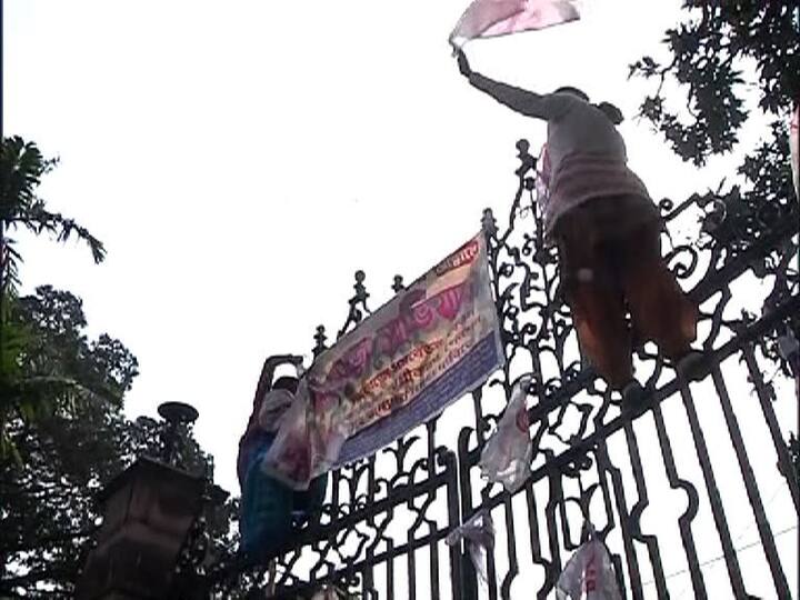 গেট ডিঙিয়ে ভেতরে ঢোকার চেষ্টাও করেন বিক্ষোভকারীরা