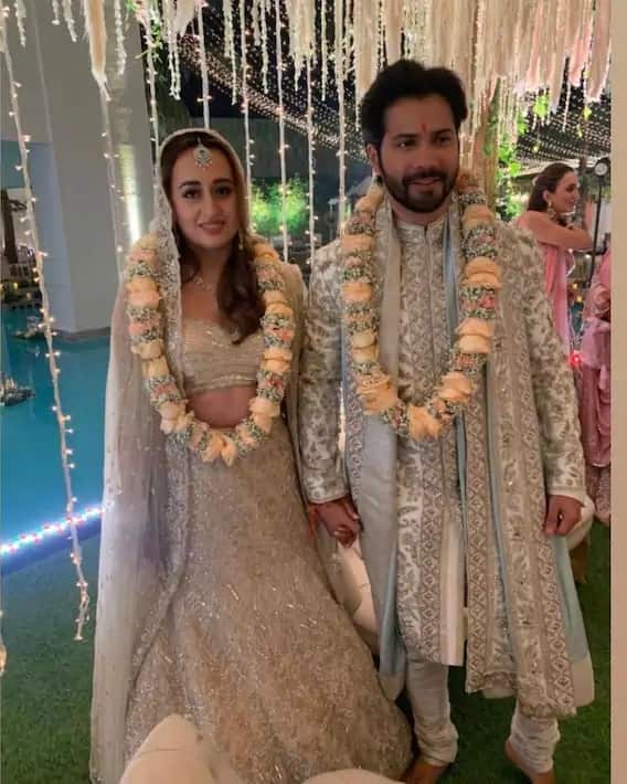 আলিবাগের মেনশন হাউজে বিয়ে সেরেছেন তাঁরা। করোনা পরিস্থিতির মধ্যে সমস্ত সতর্কতা মেনেই হয়েছে বি-টাউনের এই জুটির বিবাহ অনুষ্ঠান।