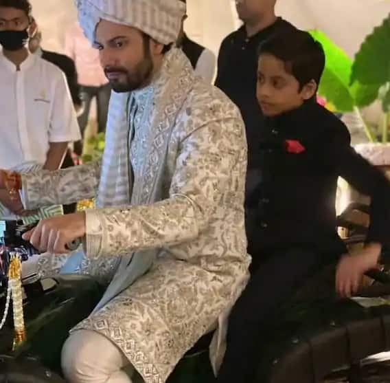 বাইকের পিছনে একটি ছোট ছেলেকে চাপিয়ে আসরে উপস্থিত হয়েছিলেন বরুণ