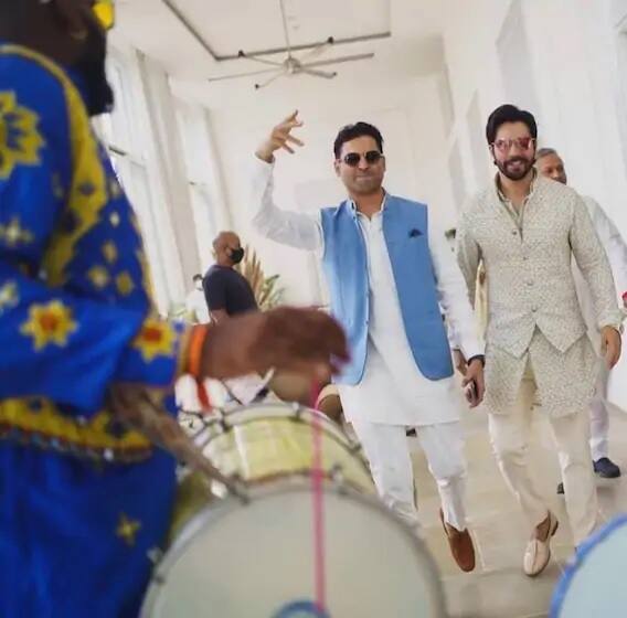 পরিস্থিতির কারণে অতিথি অভ্যগতদের তালিকায় কাটছাঁট হলেও, আনন্দের আয়োজন ছিল যথোপযুক্ত